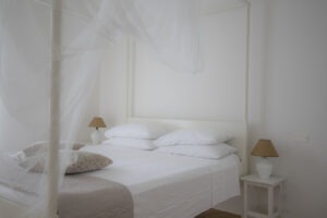 Bilocale a Riccione, camera da letto con letto matrimoniale a baldacchino - Appartamenti sirena