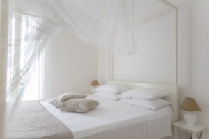 Bilocale a Riccione, camera da letto con letto matrimoniale a baldacchino 2 - Appartamenti sirena