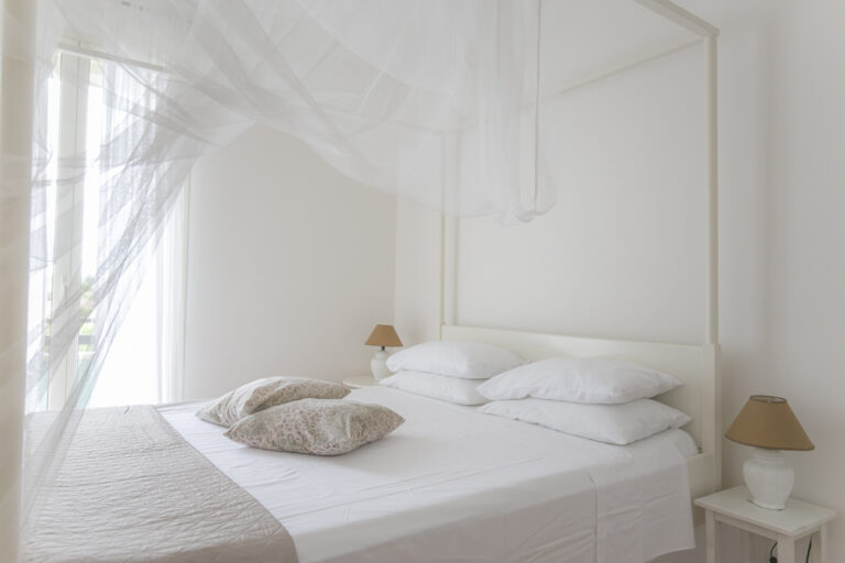Bilocale a Riccione, camera da letto con letto matrimoniale a baldacchino 2 - Appartamenti sirena