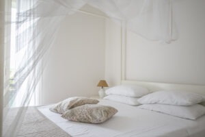 Bilocale a Riccione, camera da letto con letto matrimoniale a baldacchino 3 - Appartamenti sirena