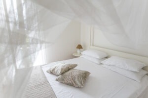 Bilocale a Riccione, camera da letto con letto matrimoniale a baldacchino 4 - Appartamenti sirena